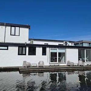bnb-houseboat-the-new-lake-nieuwe-meer.utrechthotels.net/