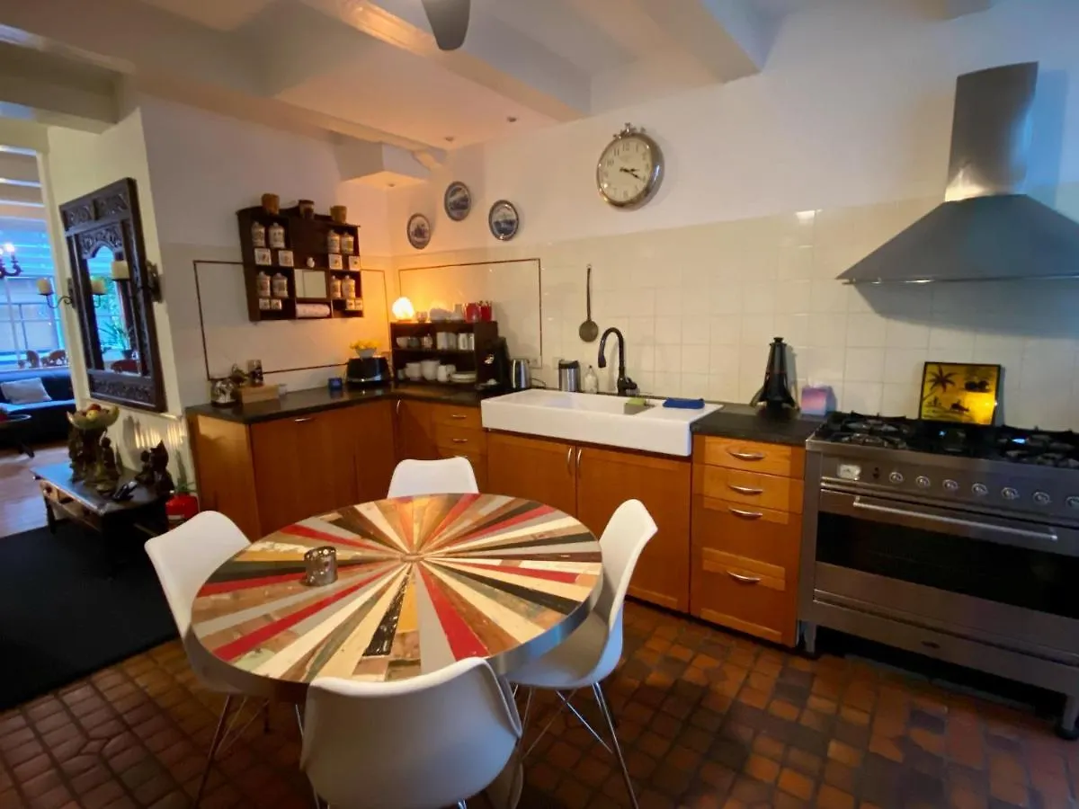 Amsterdam Barangay Bed and Breakfast 3*,